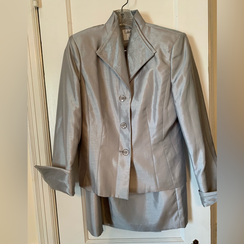 Collections for La Suit woman’s size 6 silver suit. Purchased but never worn.